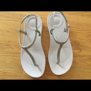 FitFlop T Strap IQUISHION Splash Pearlised Sandal